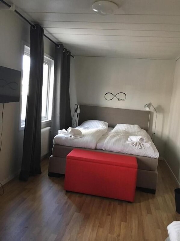 Perhehuone | Ylelliset vuodevaatteet, minibaari, tallelokero huoneessa, työpöytä