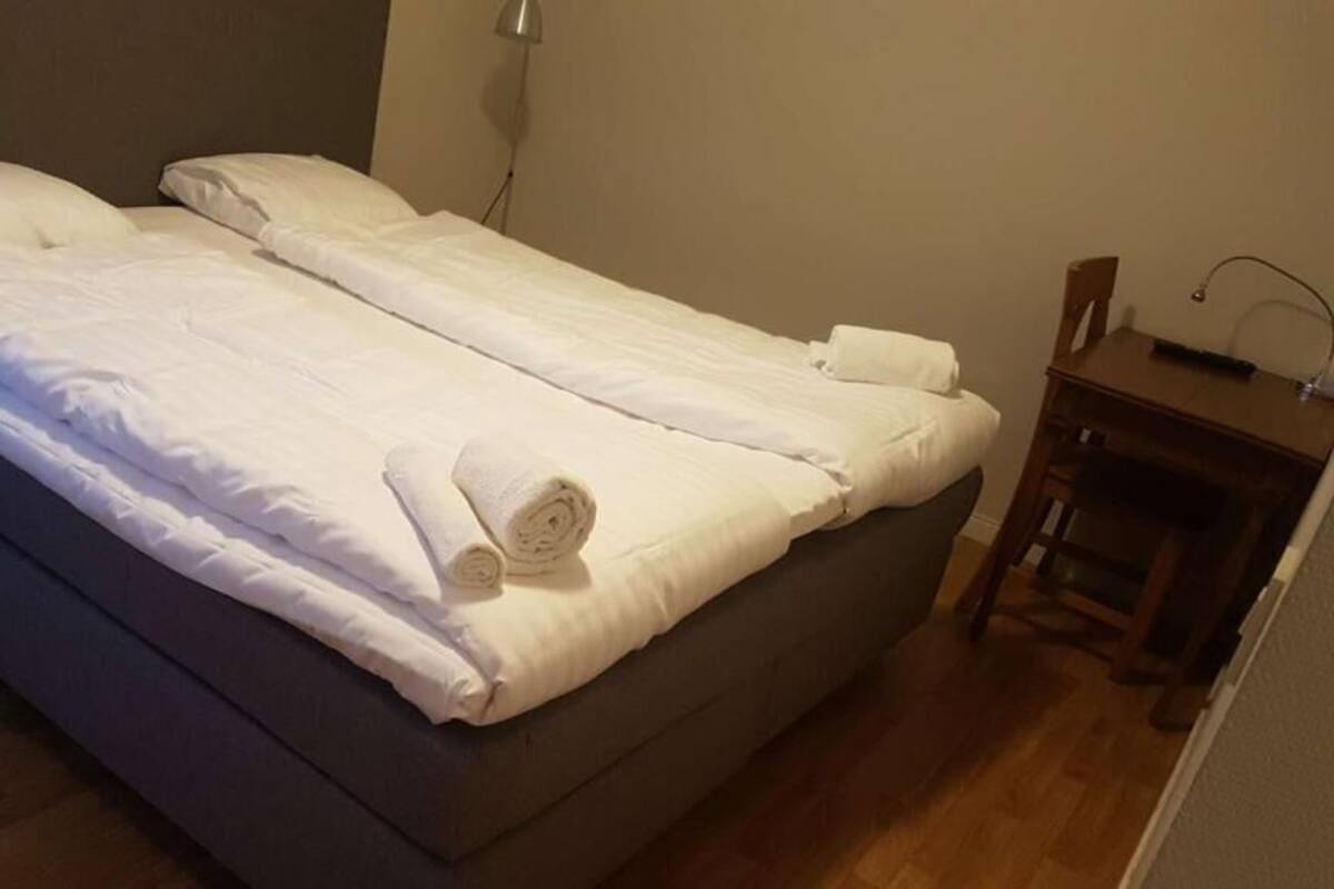 Quarto duplo clássico, vista para o jardim | Roupas de cama premium, frigobar, cofres nos quartos, escrivaninha