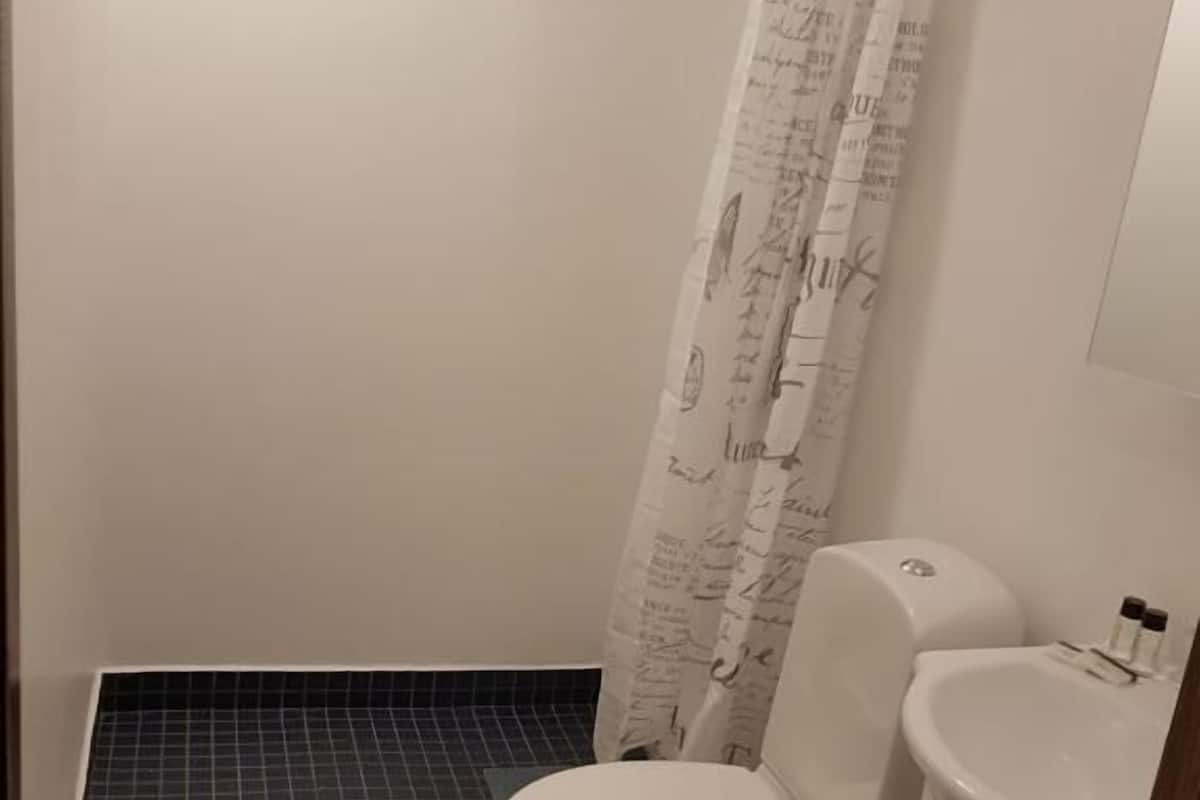 Klassieke eenpersoonskamer | Badkamer | Een douche, gratis toiletartikelen, handdoeken