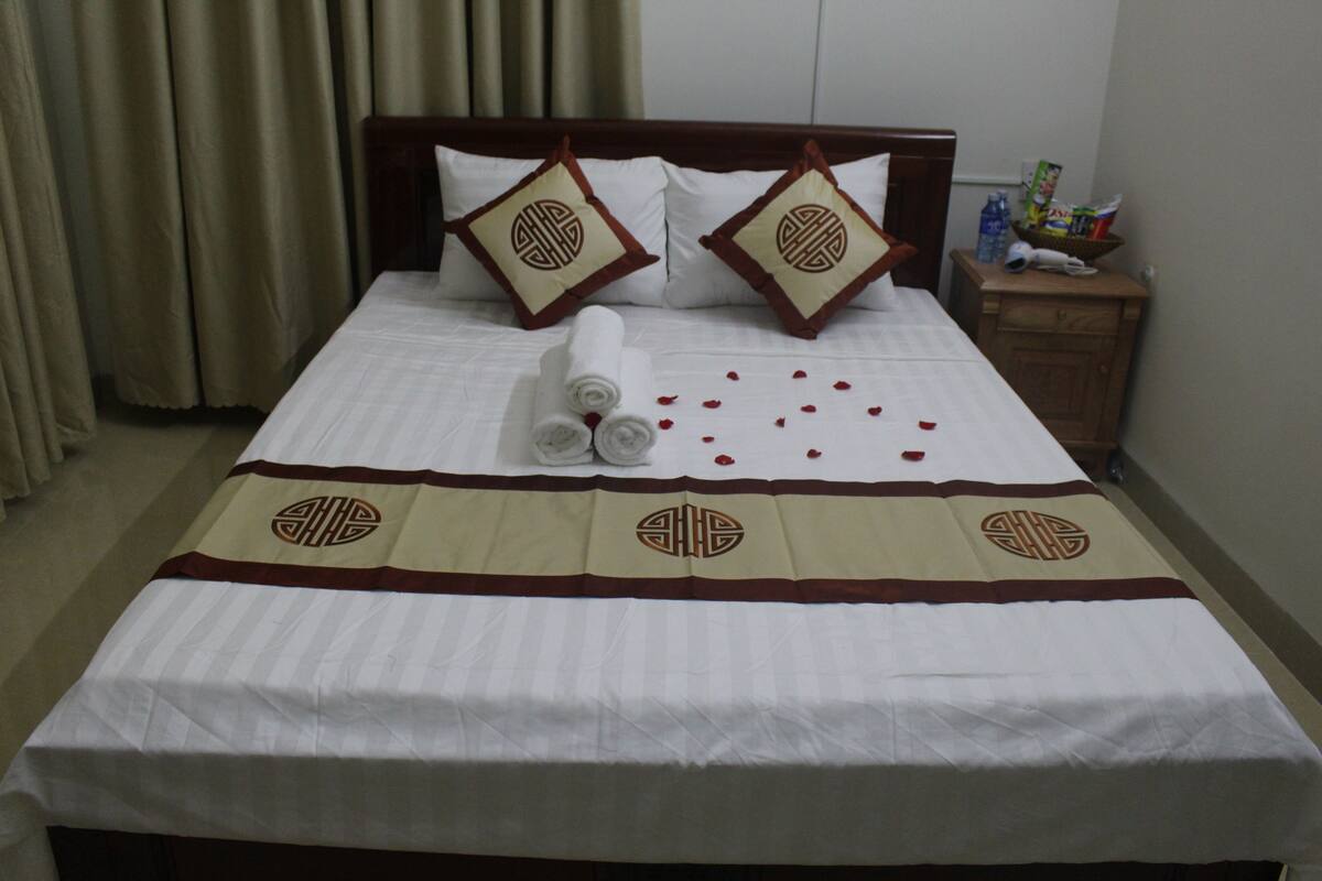 Minibar, desk, iron/ironing board (on request), WiFi (free)