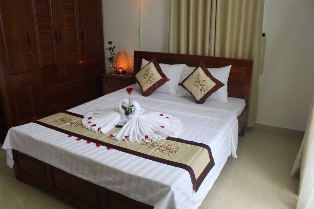 Minibar, desk, iron/ironing board (on request), WiFi (free)