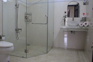 Free toiletries, hair dryer, slippers, towels - Hoi An Coco Couple Homestay (Da Nang)