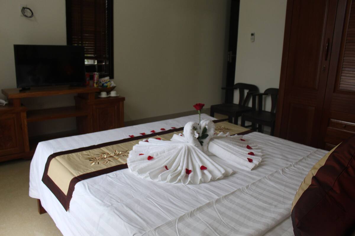 Minibar, desk, iron/ironing board (on request), WiFi (free)