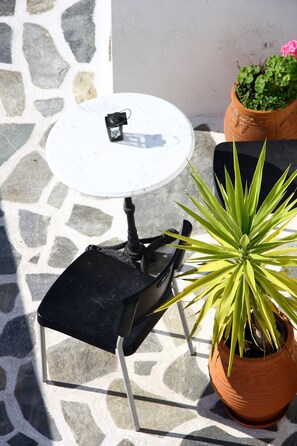 Outdoor dining - Angelos Rooms (Naxos)