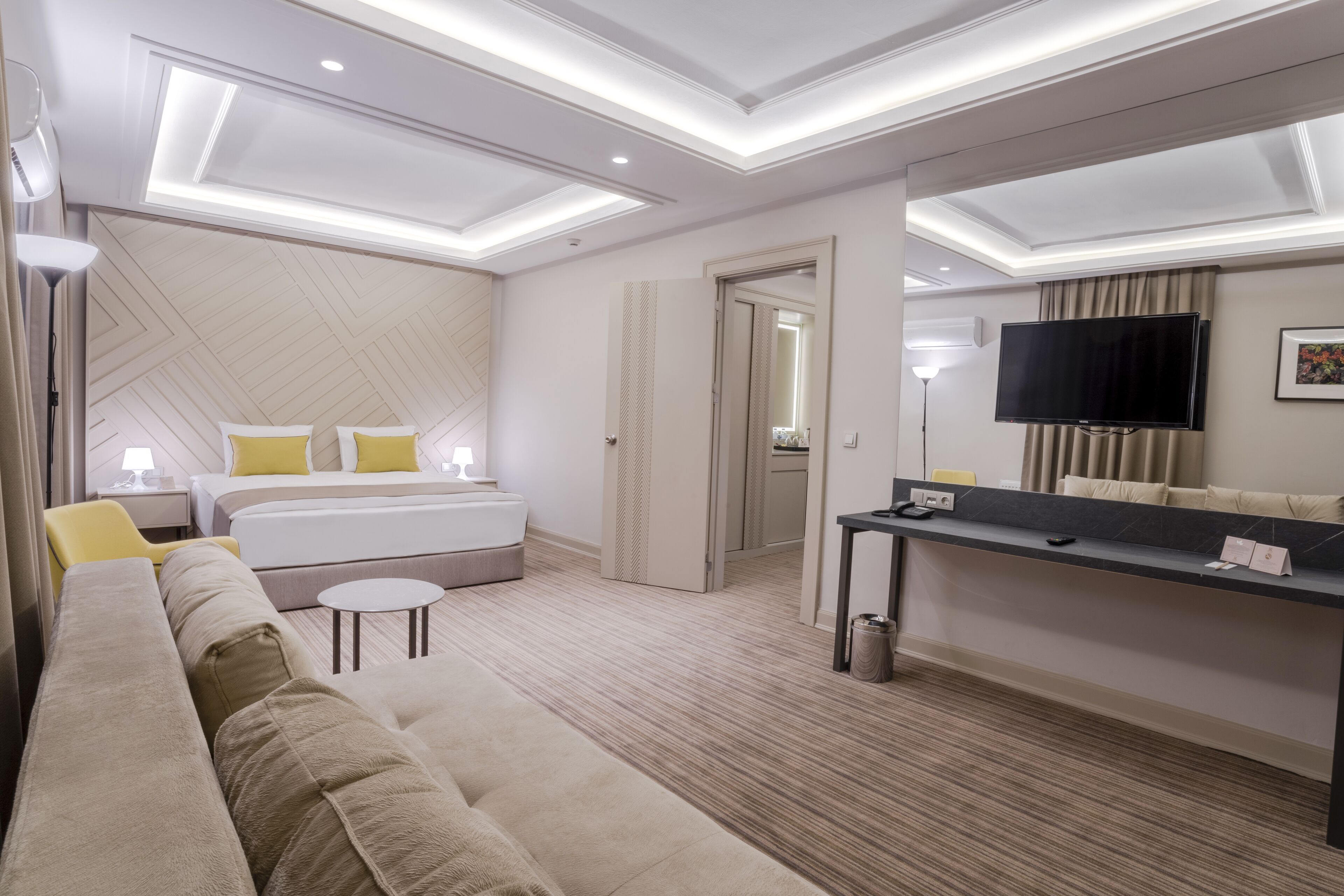 deluxe studio suite | 1 bedroom, premium bedding, minibar, in-room safe