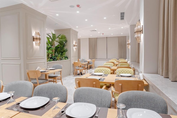 2 restaurants; breakfast and dinner served