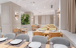 2 restaurantes, se sirven desayunos, cenas y cocina turca