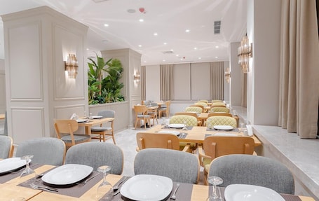 2 restaurantes; se sirve desayuno y cena; cocina turca