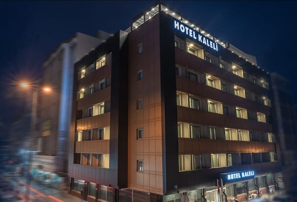 A multi-story hotel with a prominent sign reading "HOTEL KALELI".