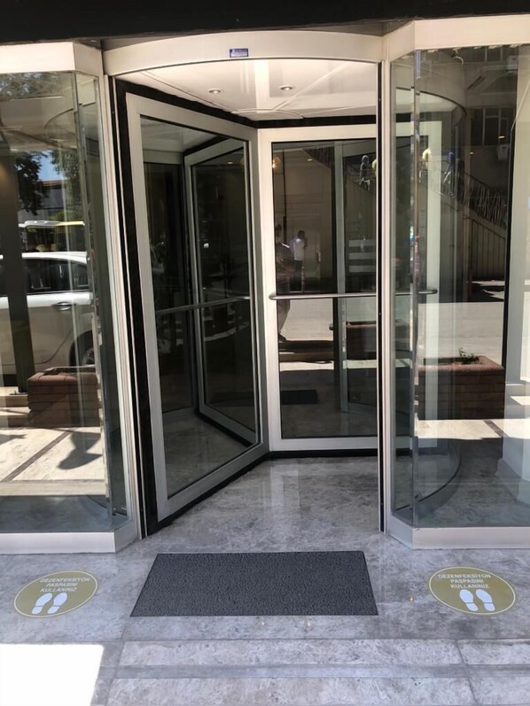 Vista frontal de la propiedad