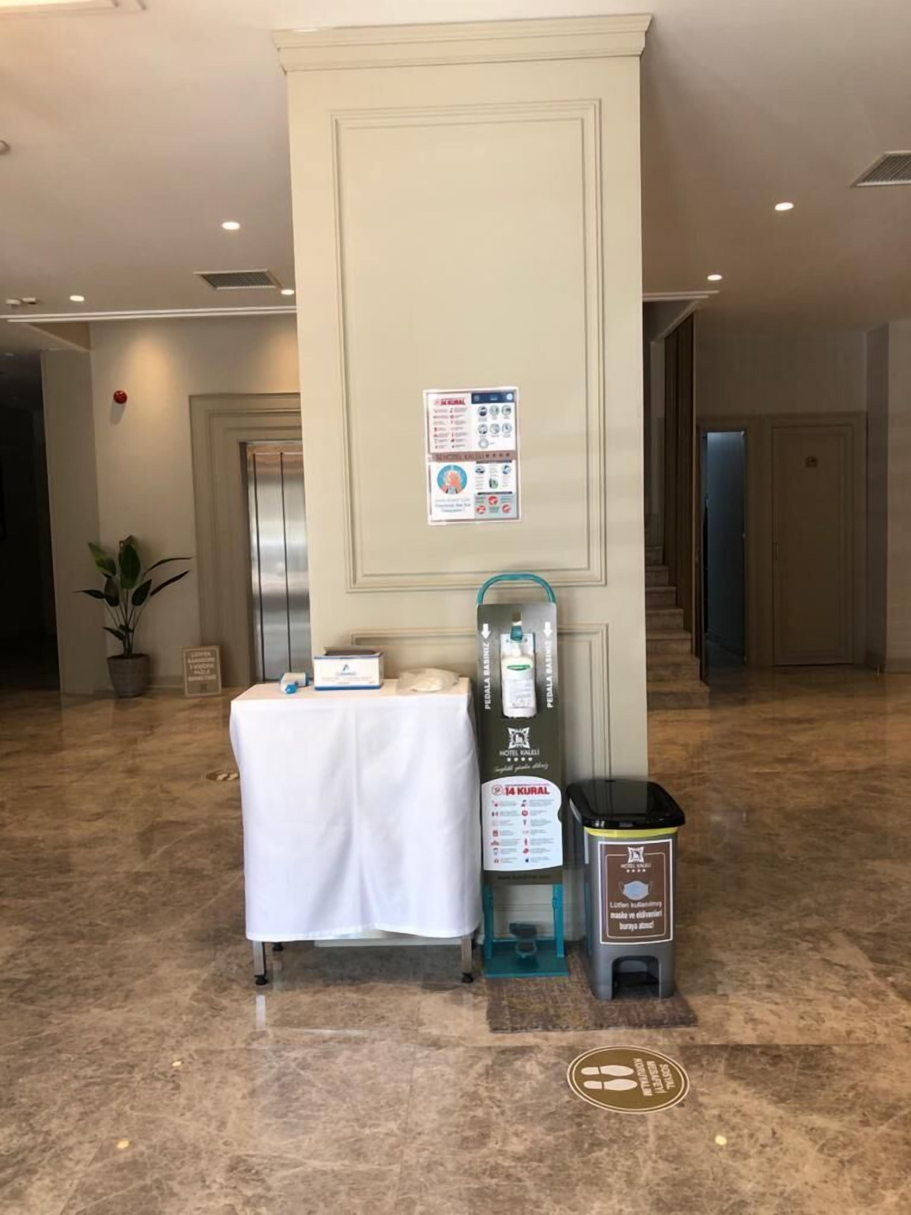 standard room | living area | 32-inch lcd tv with satellite channels, tv, books