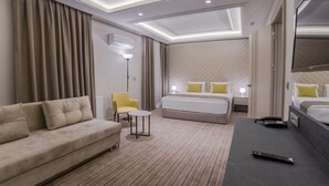 أغطية فراش متميزة وميني بار وخزنة داخل الغرفة ومكتب