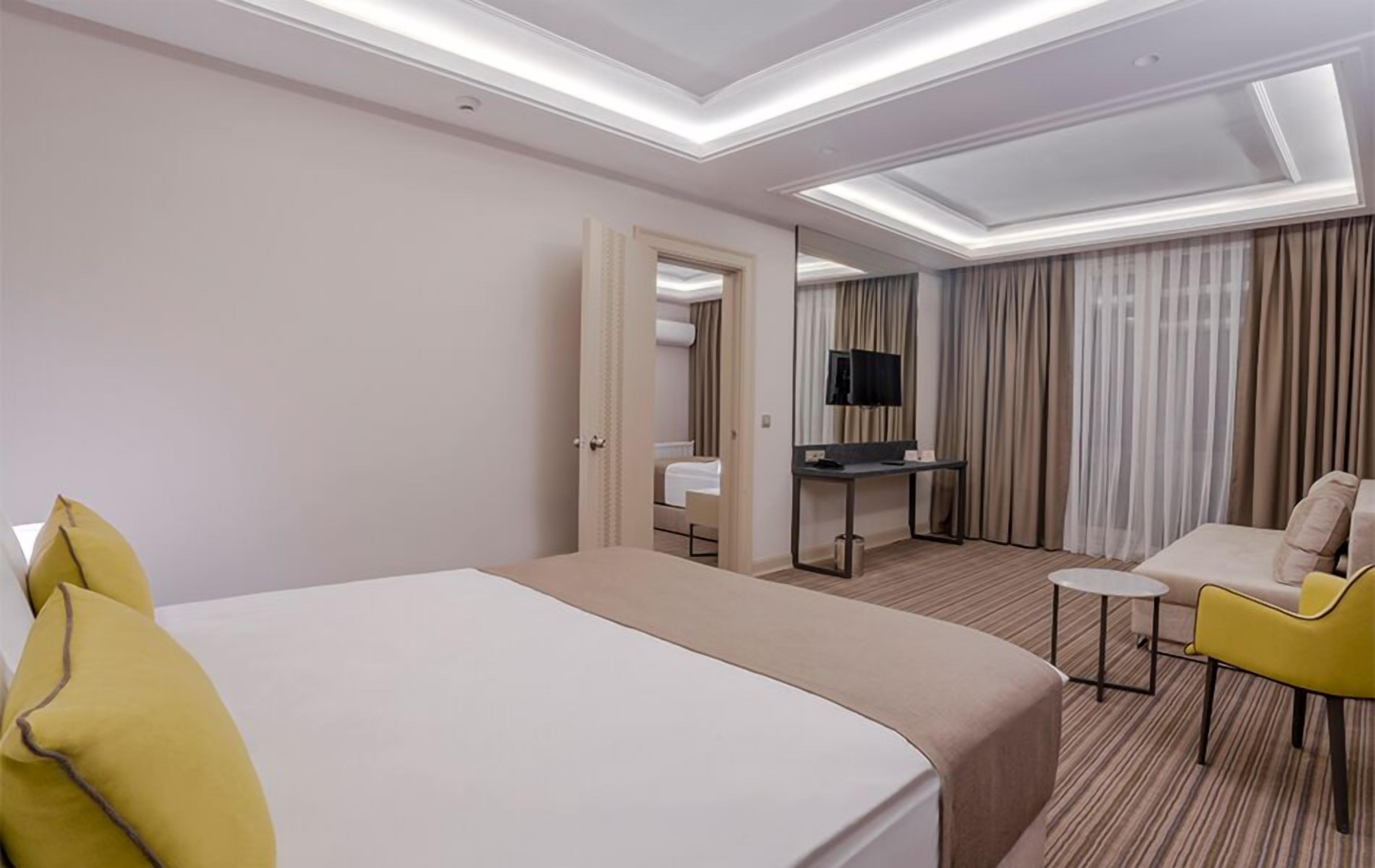 deluxe studio suite | 1 bedroom, premium bedding, minibar, in-room safe