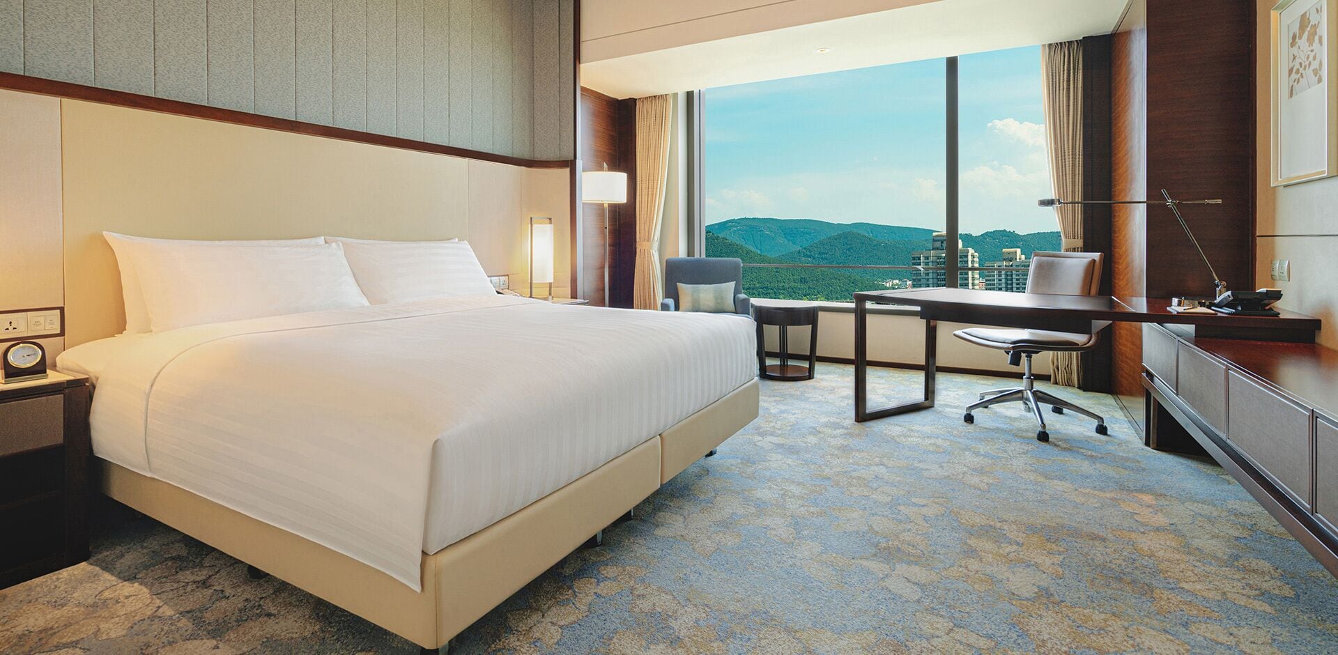 Habitación Deluxe, 1 cama de matrimonio grande | Edredones de plumas, minibar, caja fuerte y escritorio