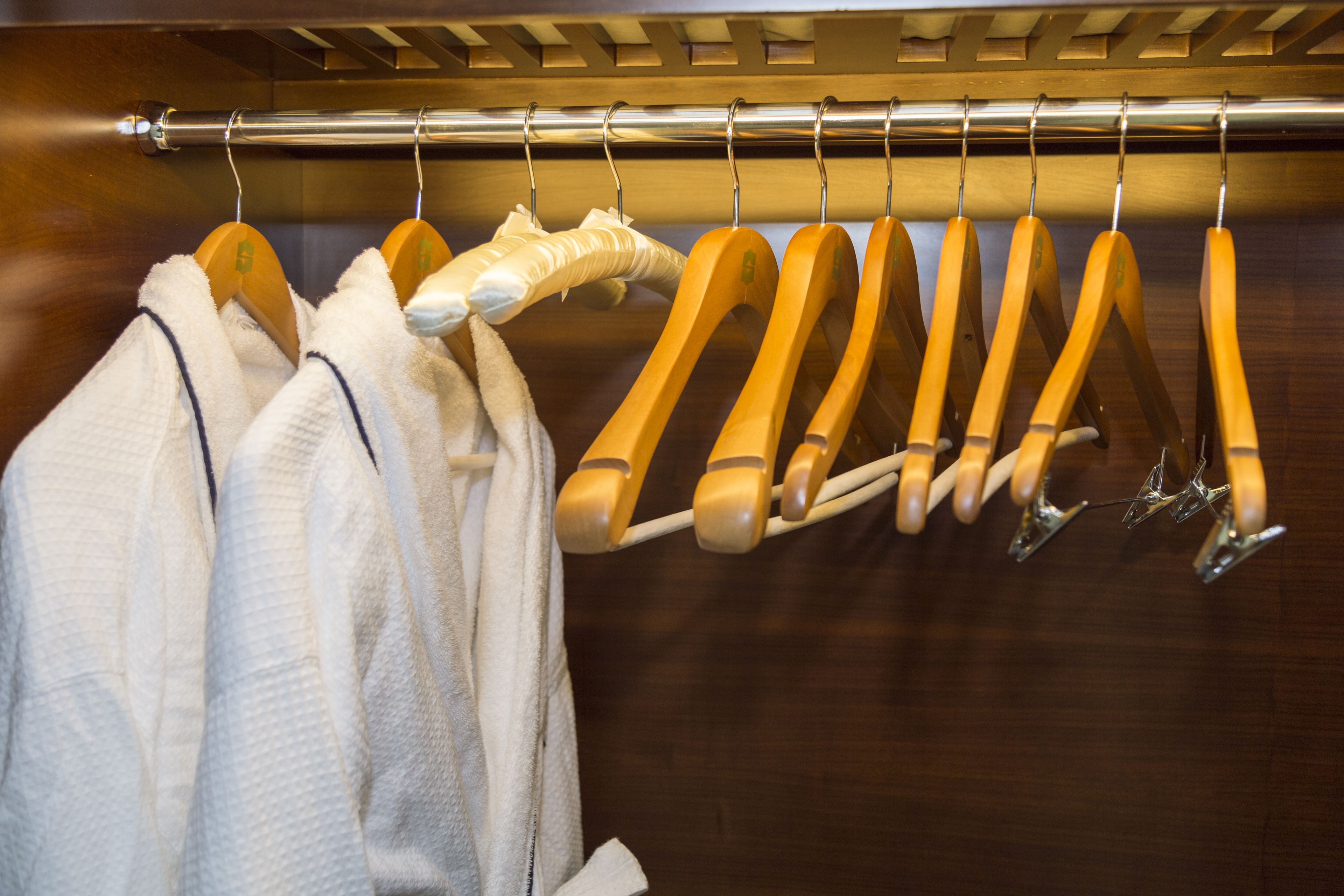 Edredones de plumas, minibar, caja fuerte y escritorio