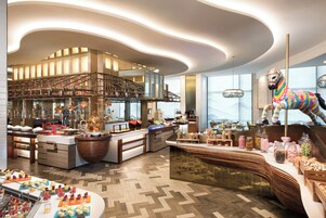 供应早餐、午餐和晚餐，本地与国际菜