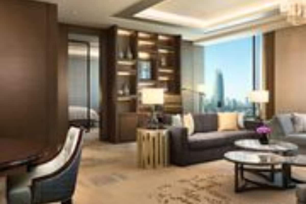 Executive suite, 1 kingsize bed | Donzen dekbedden, een minibar, een kluis op de kamer, een bureau