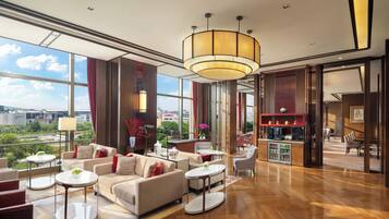 Eine großzügige Lobby mit hoher Decke, großen Fenstern und Blick auf die Stadt.