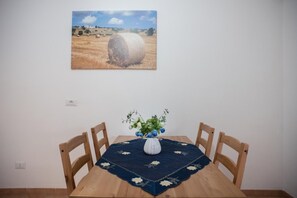 Kühlschrank, Wasserkocher mit Kaffee-/Teezubehör, Wasserkocher