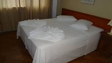 Frigobar, cortinas blackout, ferros/tábuas de passar roupa