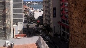 A view of a coastal cityscape with buildings, a clear sky, and a distant view of the sea. - Grande Hotel Torres (Torres)