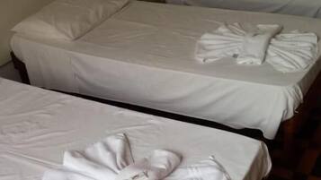 Frigobar, cortinas blackout, ferros/tábuas de passar roupa