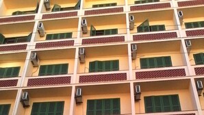 A multi-story hotel building with balconies and air conditioning units. - Grande Hotel Torres (Torres)