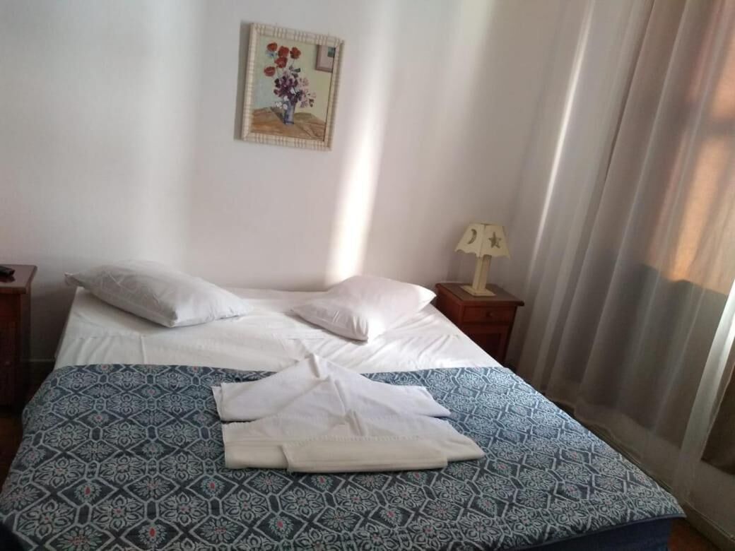 Minibar, cortinas opacas, tabla de planchar con plancha
