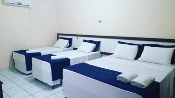 Frigobar, cortinas blackout, Wi-Fi de cortesia, roupa de cama