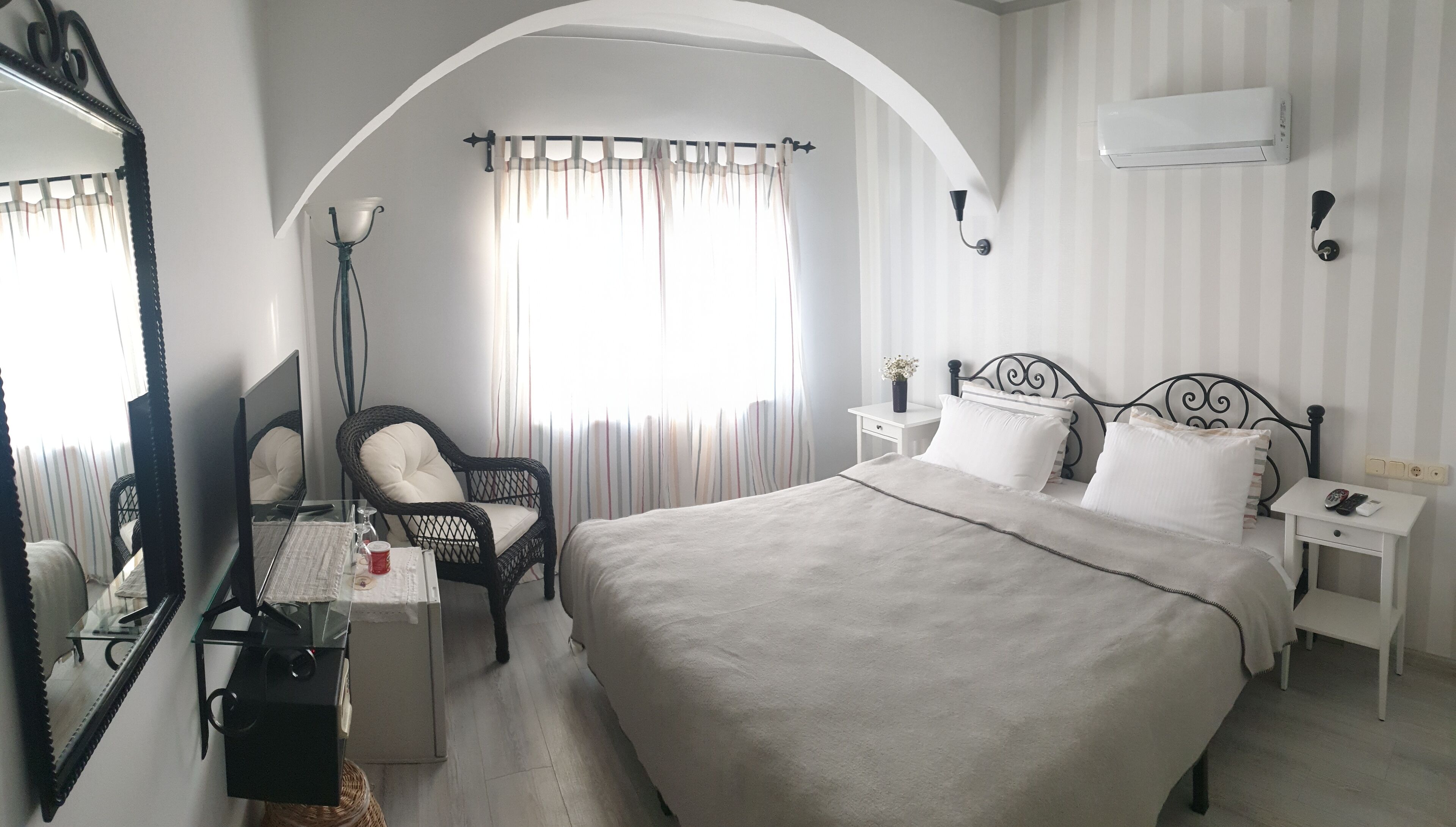 أغطية فراش متميزة وميني بار وخزنة داخل الغرفة وبديكورات فريدة لكل غرفة