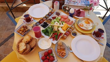 Tägliches nach Wunsch zubereitetes Frühstück (13 EUR pro Person)