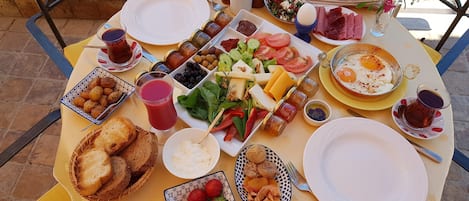 Dagelijks à-la-carte-ontbijt (EUR 13 per persoon)