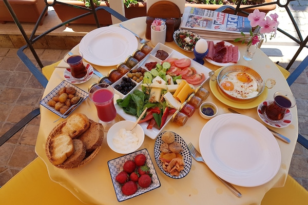 Daily cooked-to-order breakfast (EUR 13 per person)