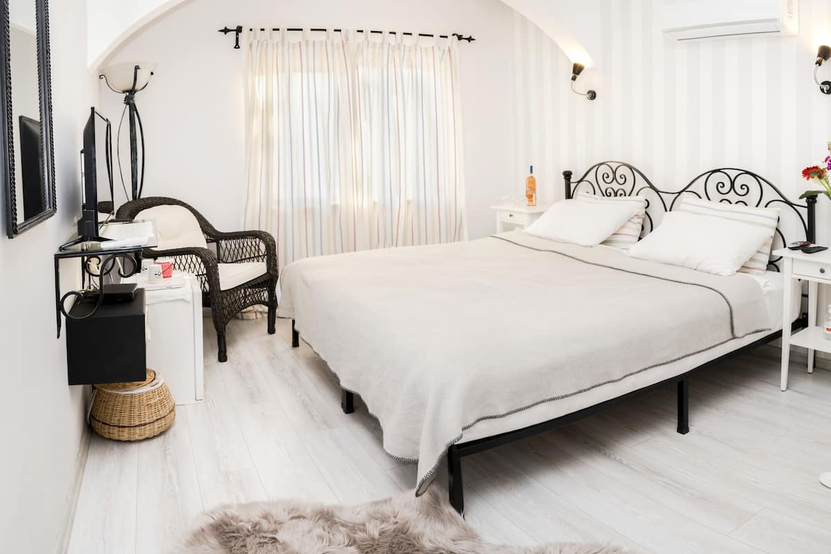 standard double or twin room | premium bedding, minibar, in-room safe, individually decorated