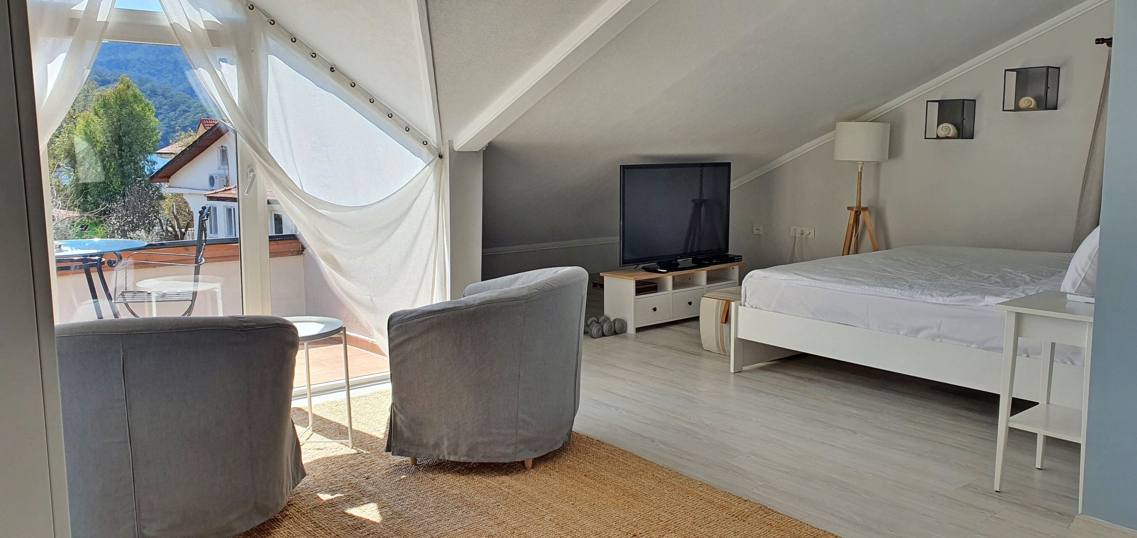 executive double room, 1 queen bed, balcony, marina view | premium bedding, minibar, in-room safe, individually decorated