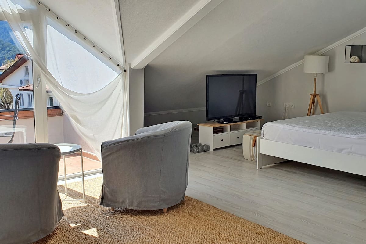 executive double room, 1 queen bed, balcony, marina view | premium bedding, minibar, in-room safe, individually decorated