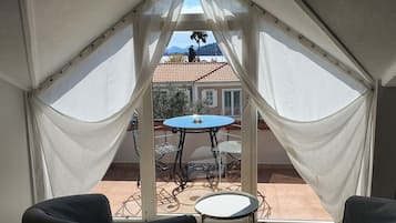 Habitación ejecutiva doble, 1 cama de matrimonio, balcón, vistas al puerto deportivo | 1 dormitorio, ropa de cama de alta calidad, minibar y caja fuerte