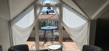 Quarto casal executivo, 1 cama Queen, sacada, vista para a marina | Roupas de cama premium, frigobar, cofres nos quartos