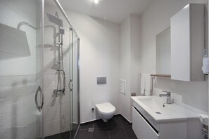 Shower, free toiletries, hair dryer, slippers - Molton Kabatas Hotel (Istanbul)