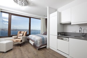 Deluxe-Zimmer | Wohnbereich | LCD-Fernseher