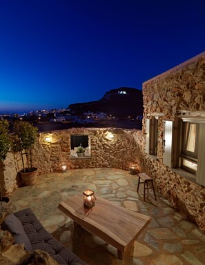 Terrace/patio - Themonies Luxury Suites (Folegandros)