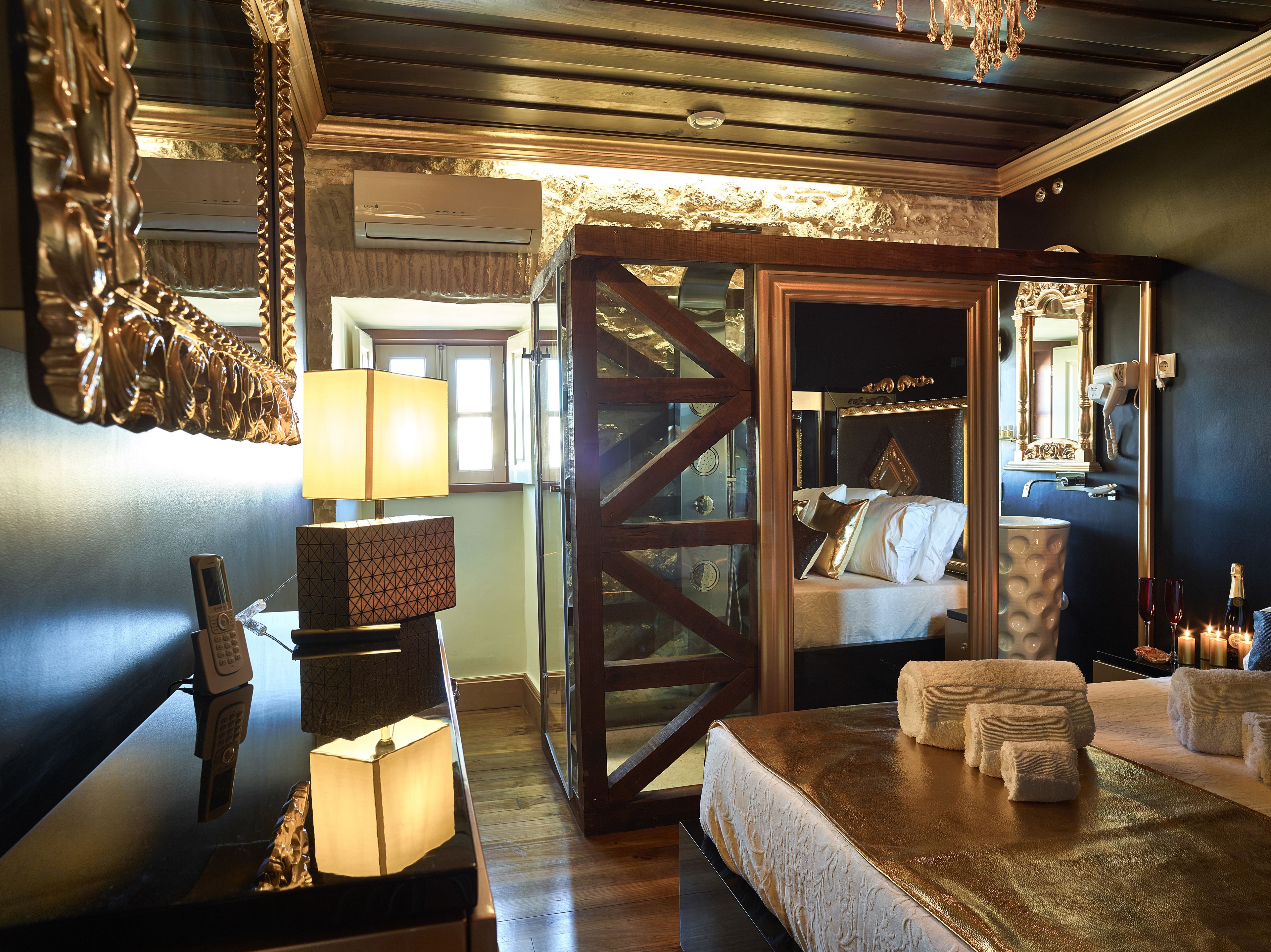 deluxe double room, city view | minibar, individually decorated, individually furnished, desk