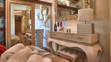Suíte luxo, vista para a cidade | 2 quartos, frigobar, individualmente decorados
