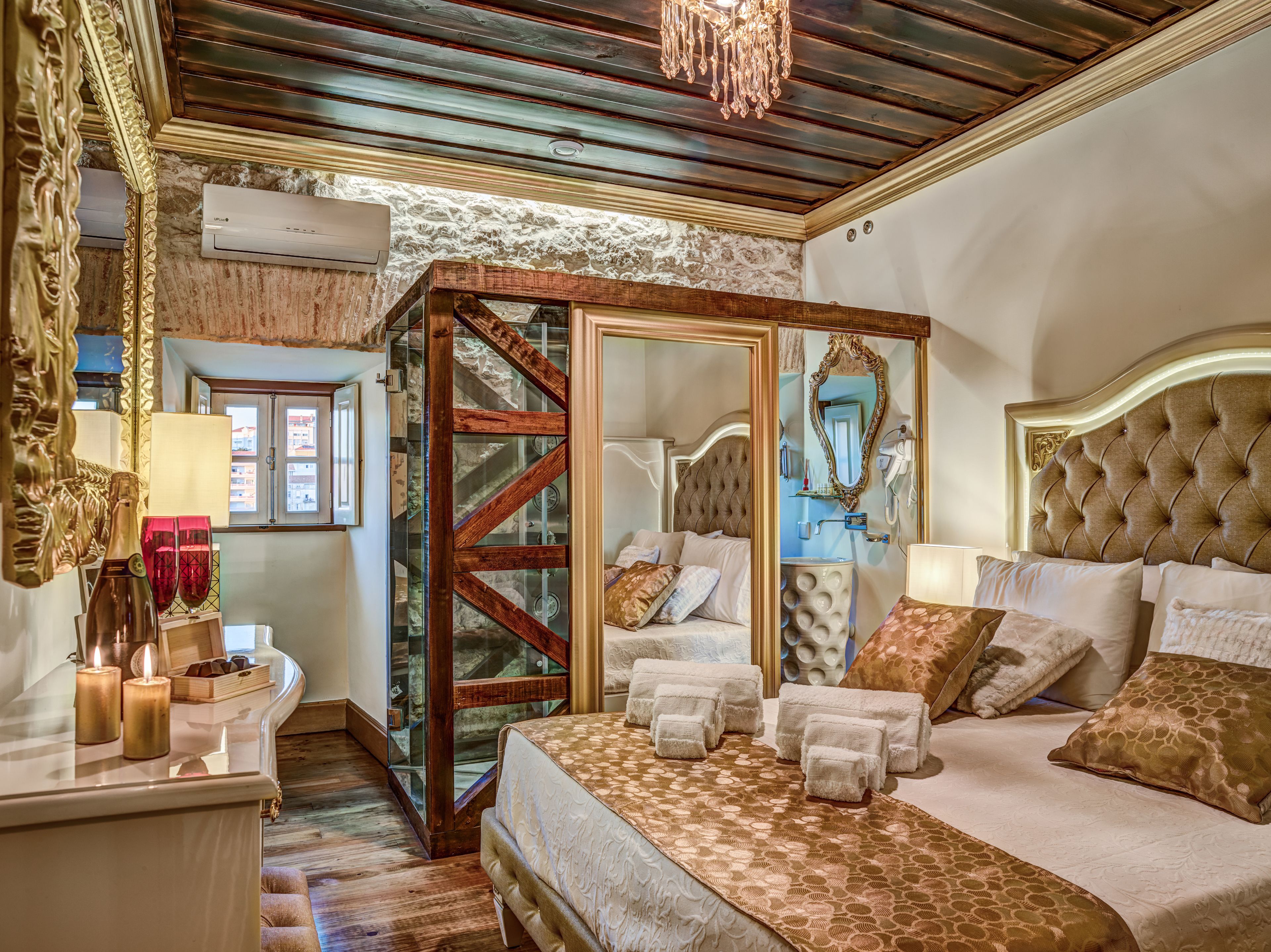 deluxe double room, city view | minibar, individually decorated, individually furnished, desk