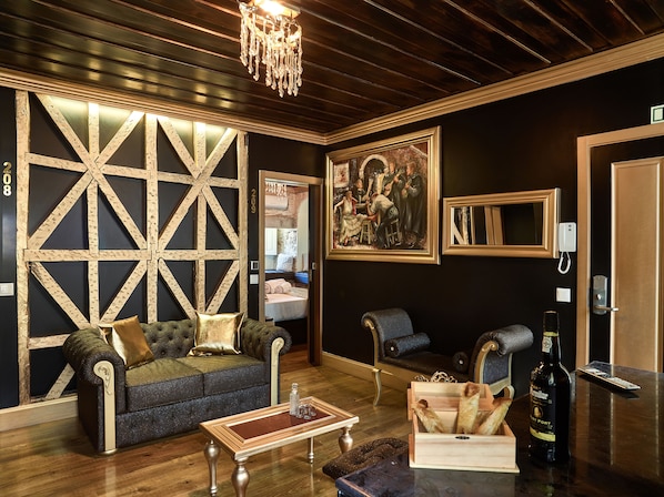 Una habitación lujosa con un gran panel decorativo en la pared, un sofá mullido, una mesa de centro de madera y una botella de licor.