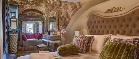 Deluxe-Suite, Stadtblick | 2 Schlafzimmer, Minibar, individuell dekoriert, individuell eingerichtet