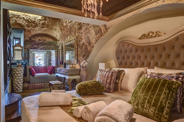 Deluxe Suite, City View | Premium bedding, minibar, individually decorated, individually furnished