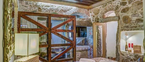 Suite Deluxe, vue sur la ville | 2 chambres, minibar, décor unique, ameublement unique