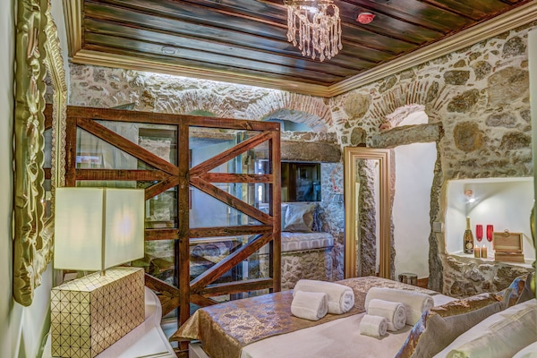 2 habitaciones, minibar, decoración personalizada y muebles diferentes
