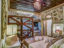 Suíte luxo, vista para a cidade | 2 quartos, frigobar, individualmente decorados